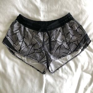 VGUC LULULEMON Hotty Hot Short 2.5” Black/ White
